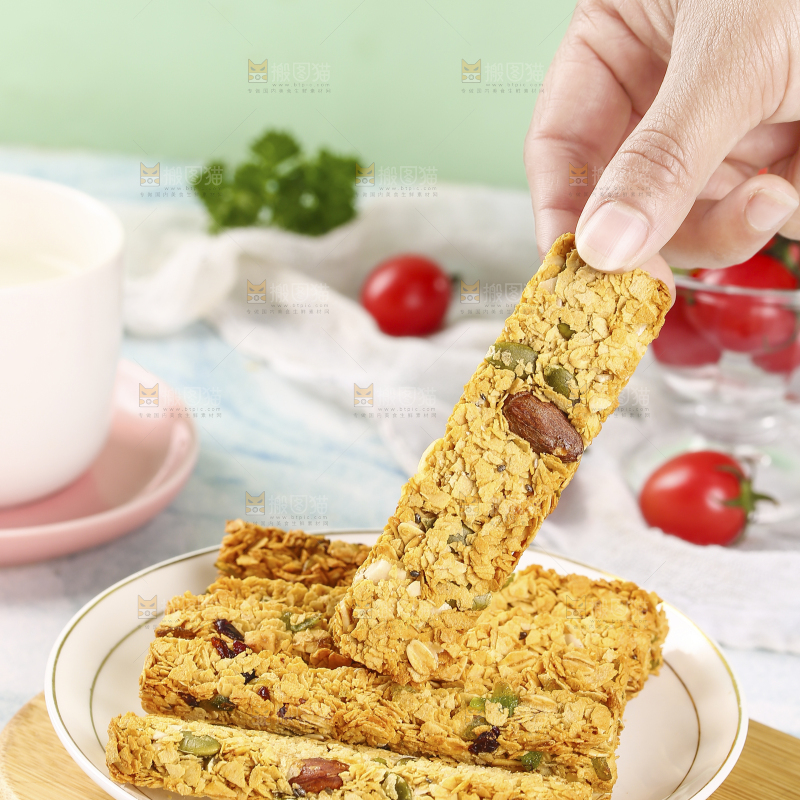 手里拿着燕麦饼干
