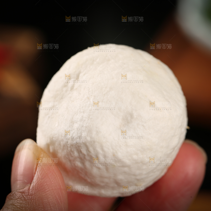手里拿着包心鱼丸