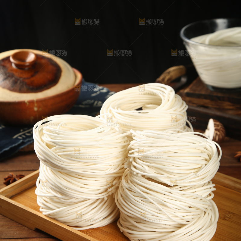 木盘里放着土豆粉