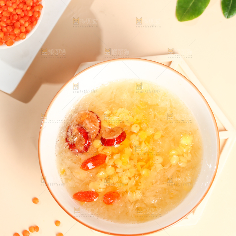 浅底上放着一碗银耳红扁豆汤