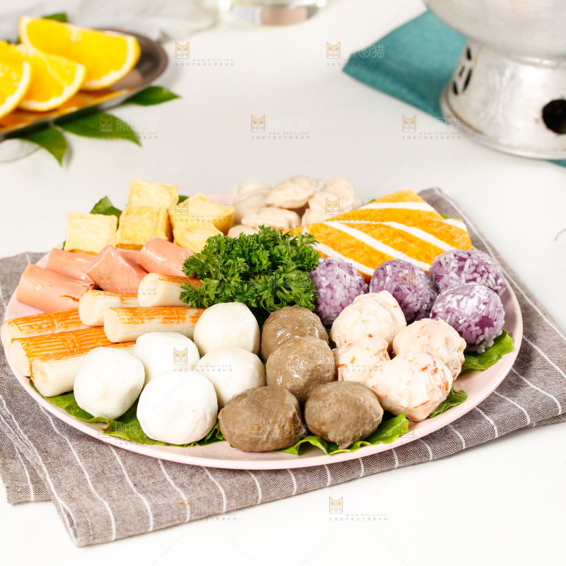 格子布底上放着一盘火锅食材拼盘