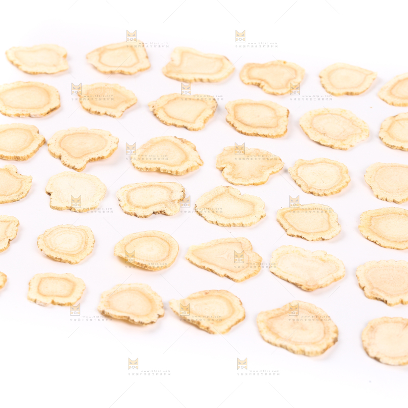 白底上摆放着整齐的西洋参