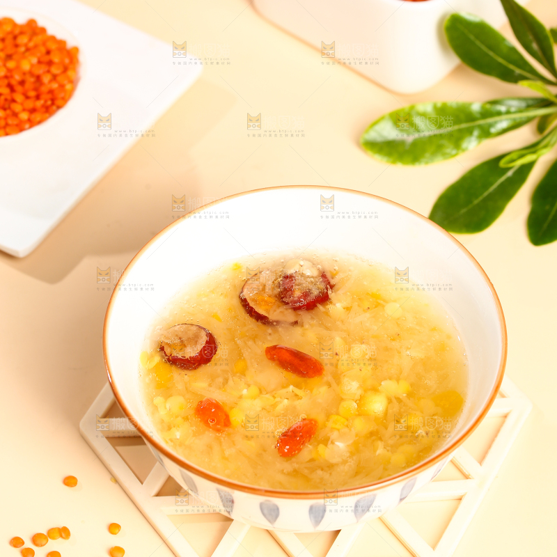 浅底上放着一碗银耳红扁豆汤
