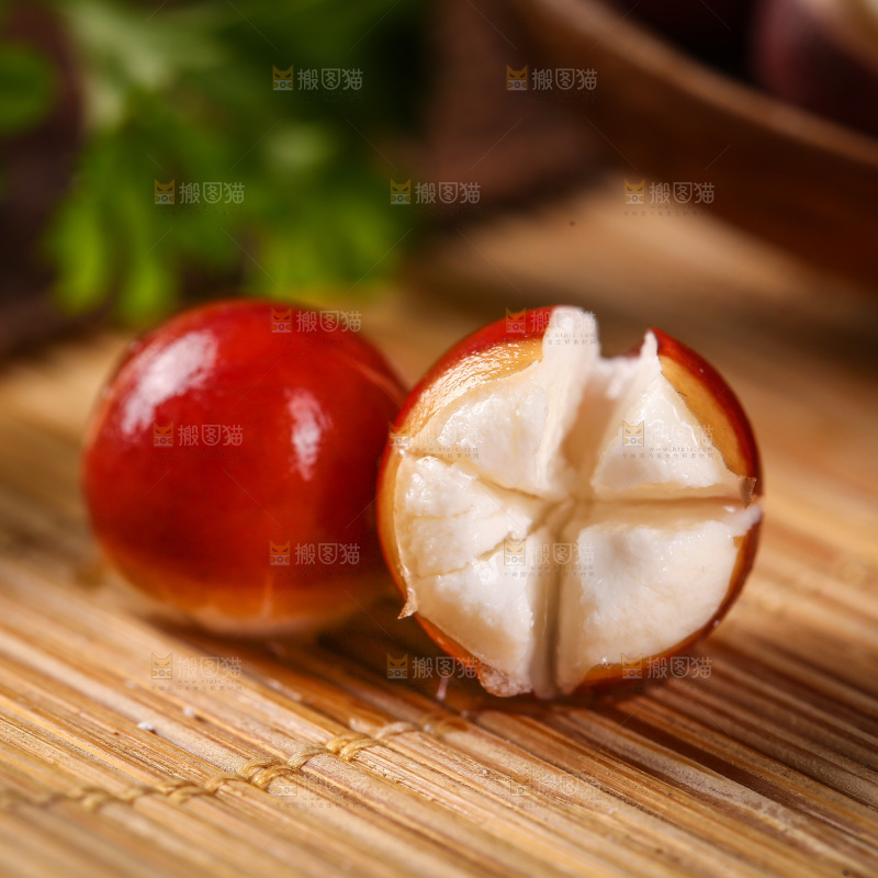 竹底上半开的芡实