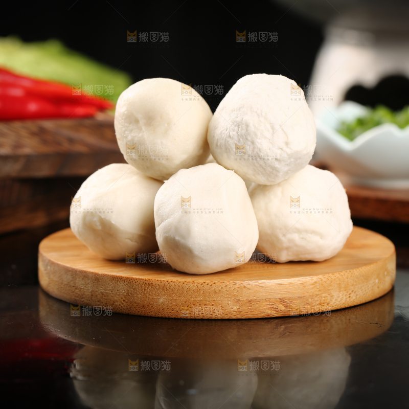 木板上一堆福州鱼丸