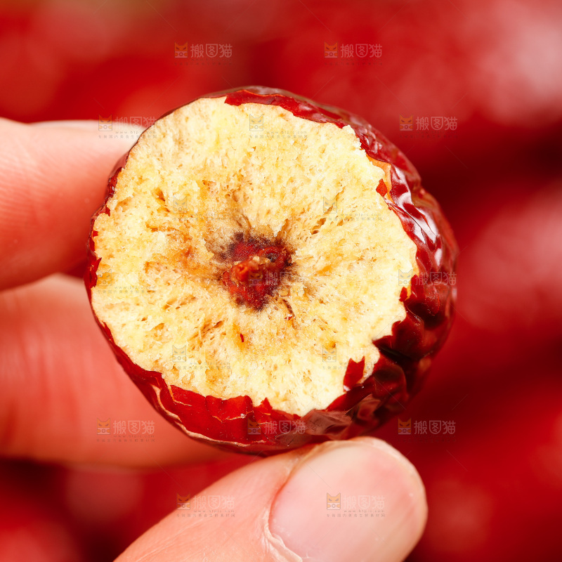 手里拿着红枣