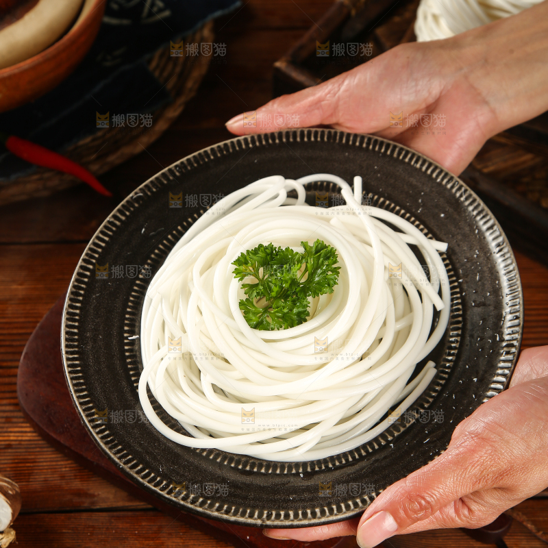 手里端着一盘土豆粉