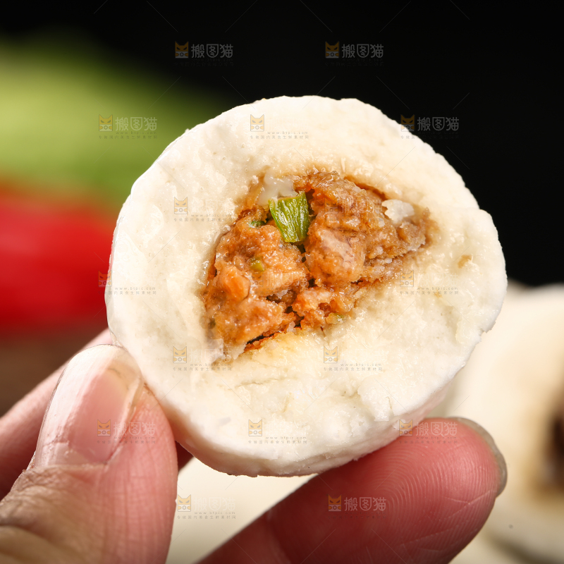 手里拿着包心鱼丸