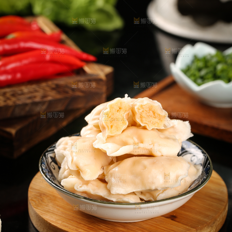 木板上放着一盘火锅饺