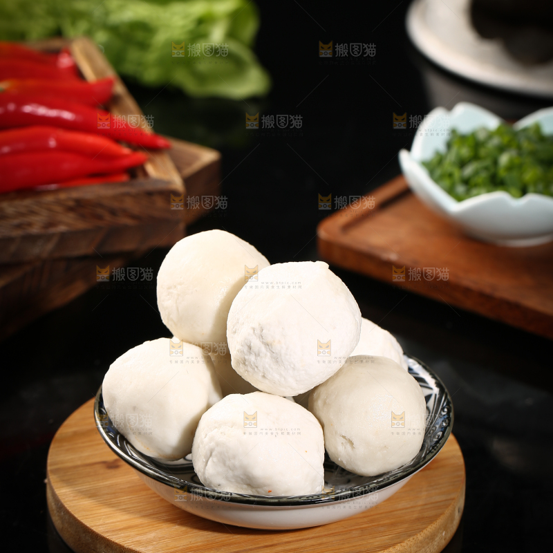 木板上放着一盘鱼丸