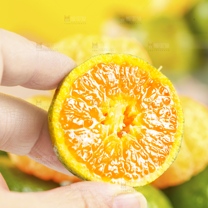 手里拿着小蜜橘
