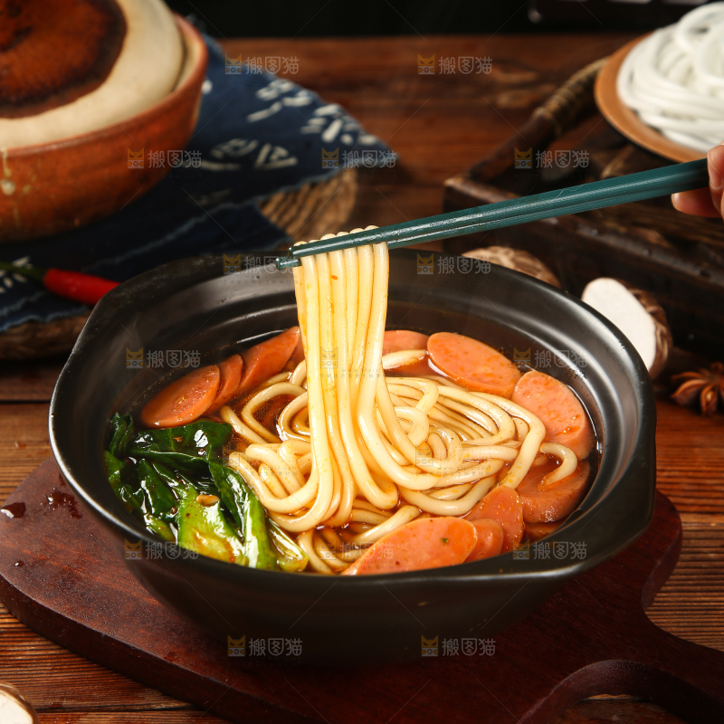 筷子上夹着土豆粉