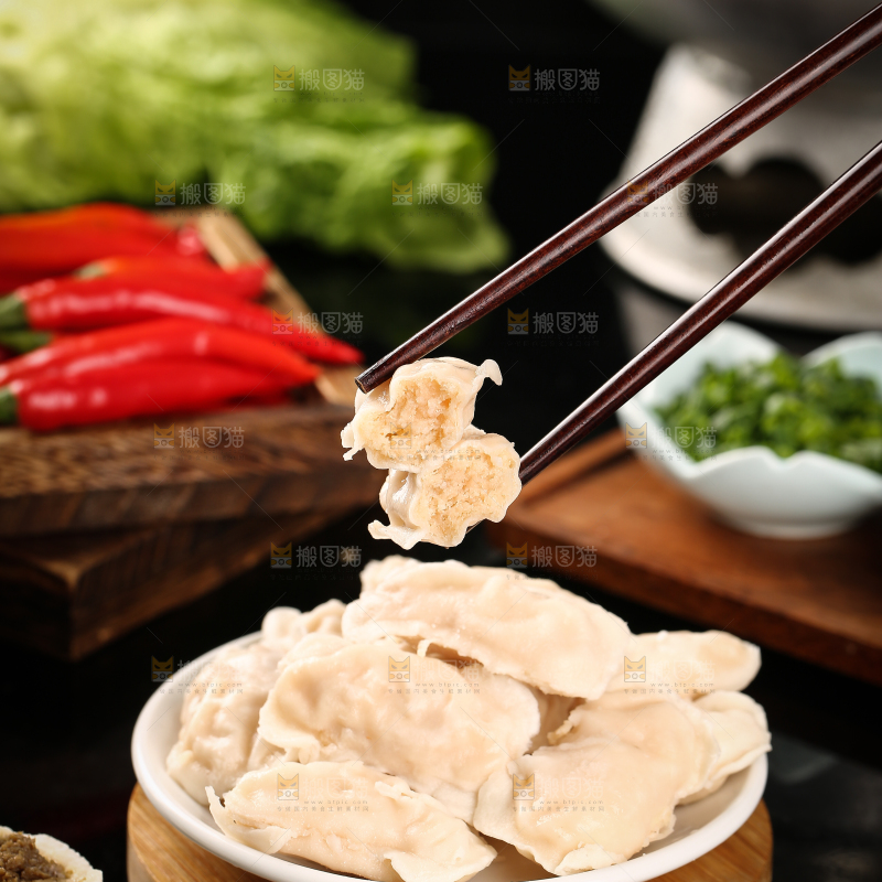 筷子上夹着虾饺