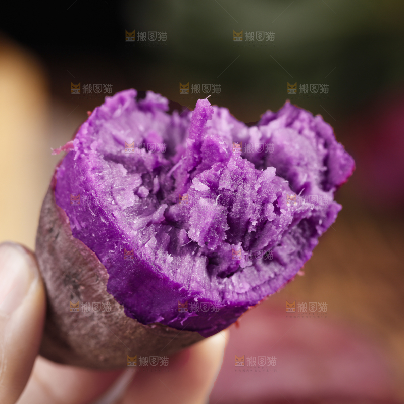 手里拿着蒸熟的紫薯