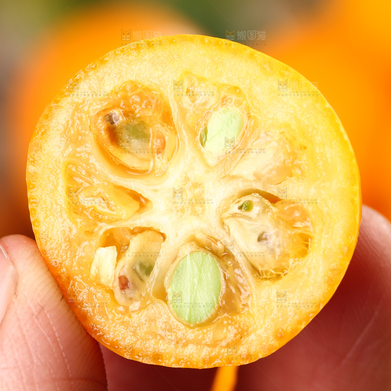 手里拿着金桔
