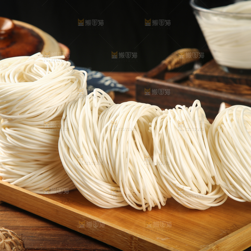 木盘里放着土豆粉