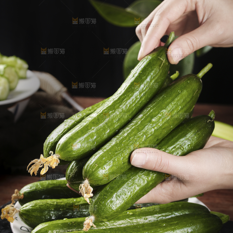 手里拿着水果黄瓜