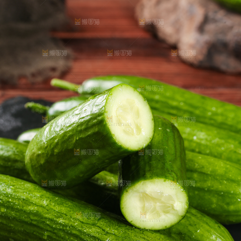 一堆无刺黄瓜