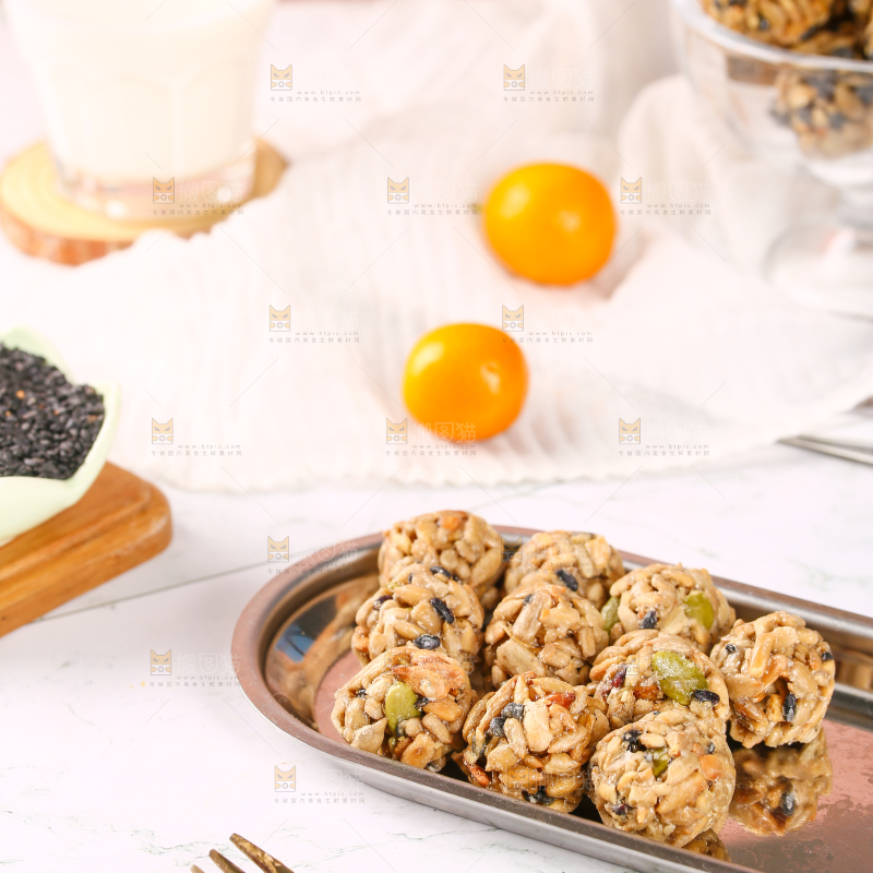 一盘坚果小丸子