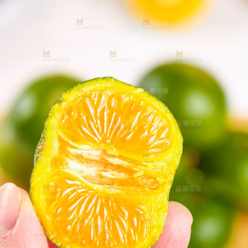 手里拿着清香桔