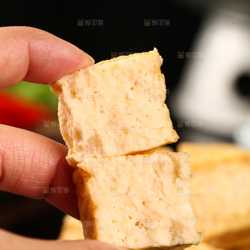 手里拿着Q鱼板