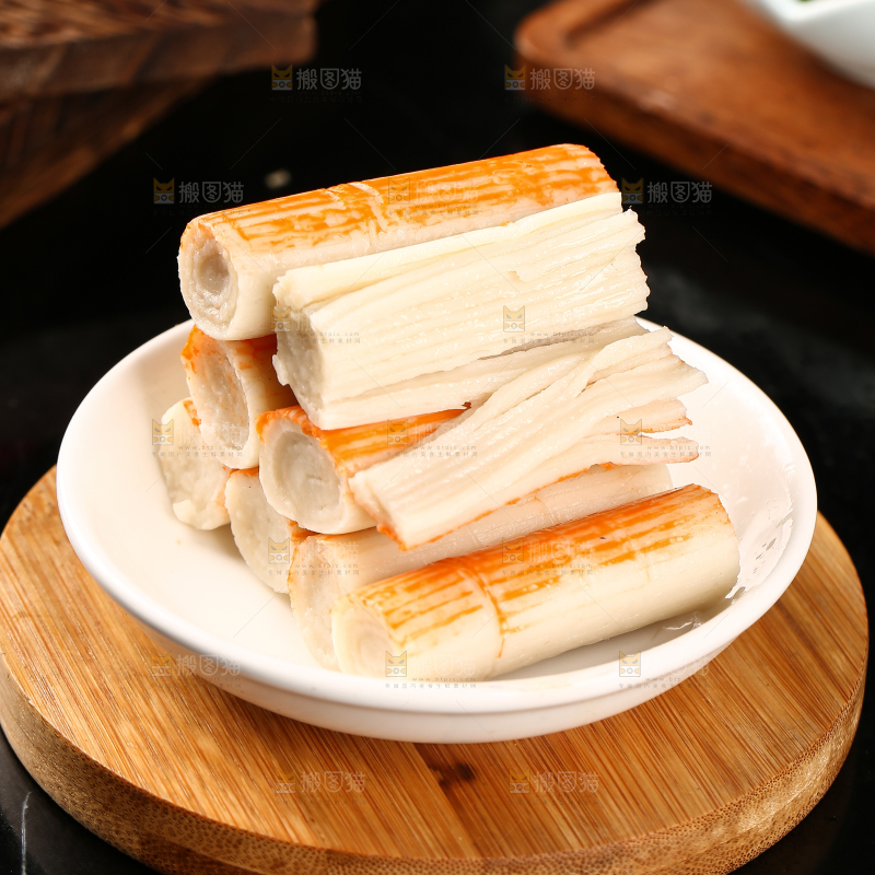木板上一盘蟹肉棒