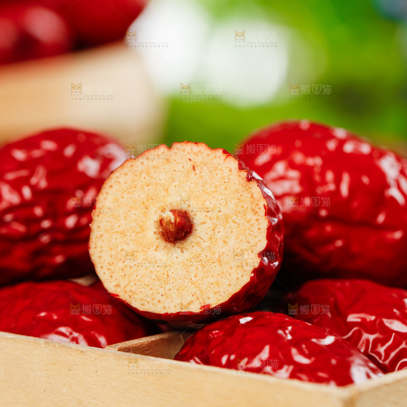 盒子里摆放着红枣