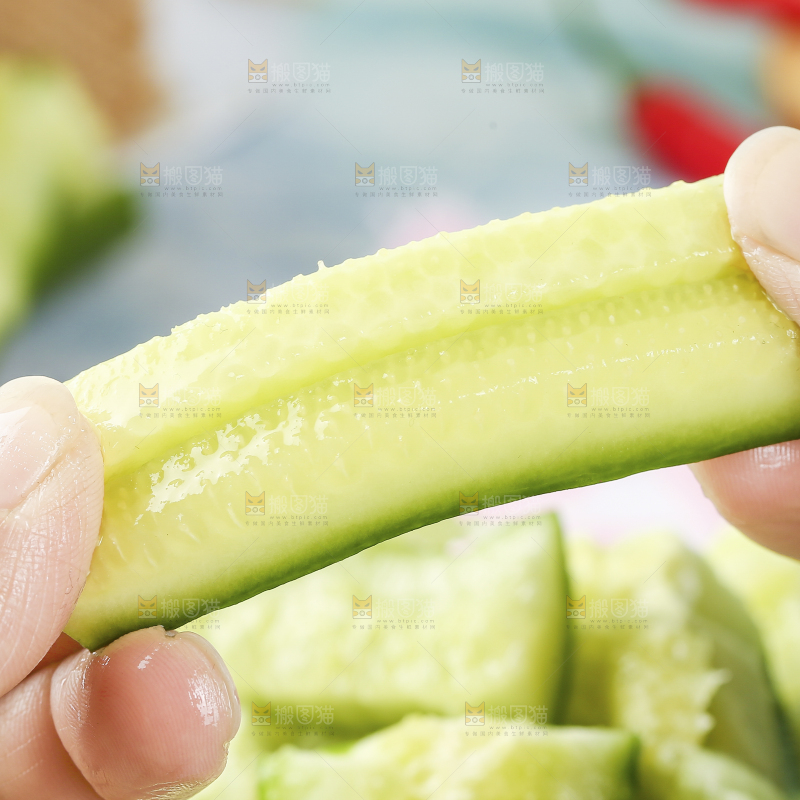 手里拿着黄瓜