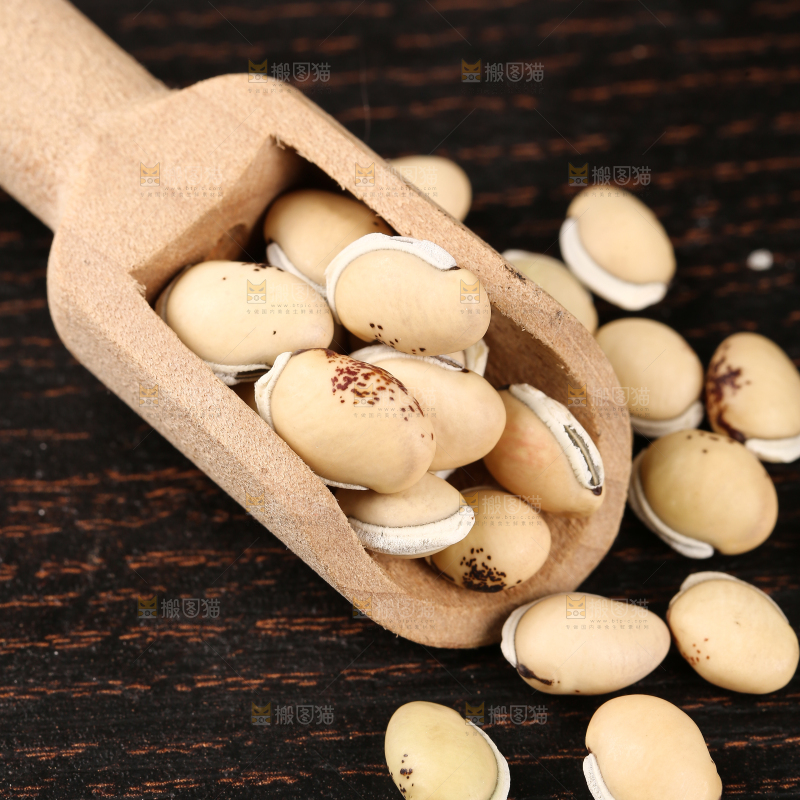 深底上勺子里的生扁豆