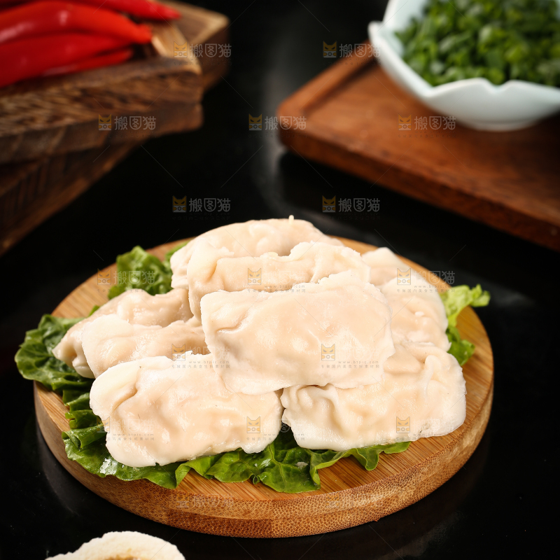 菜叶上摆放着火锅虾饺