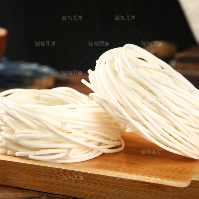 木盘里放着土豆粉