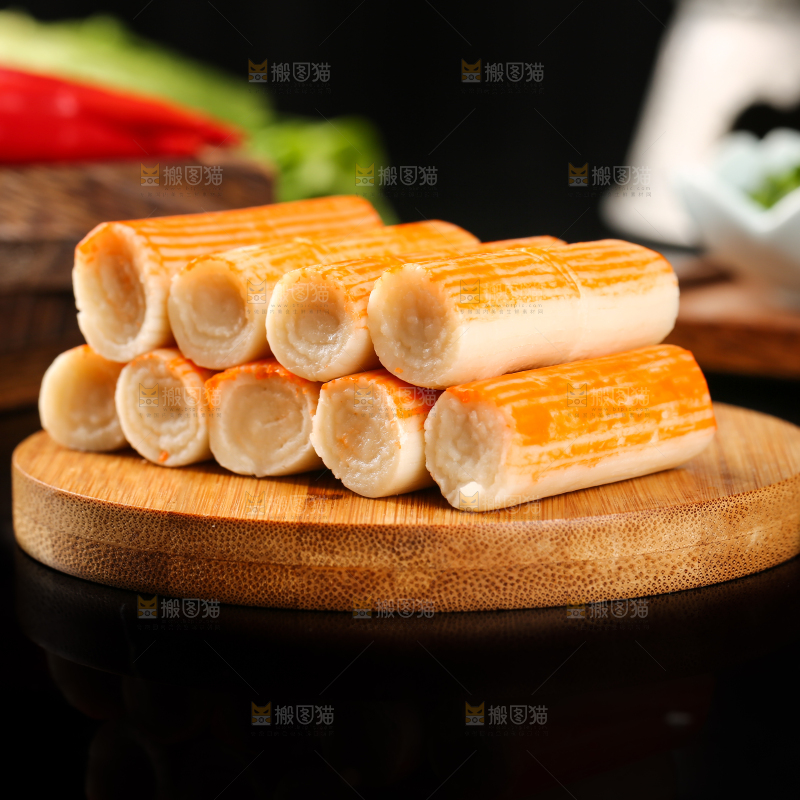 木板上摆放着蟹肉棒