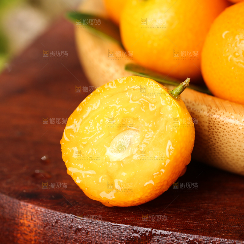 木底上的金橘