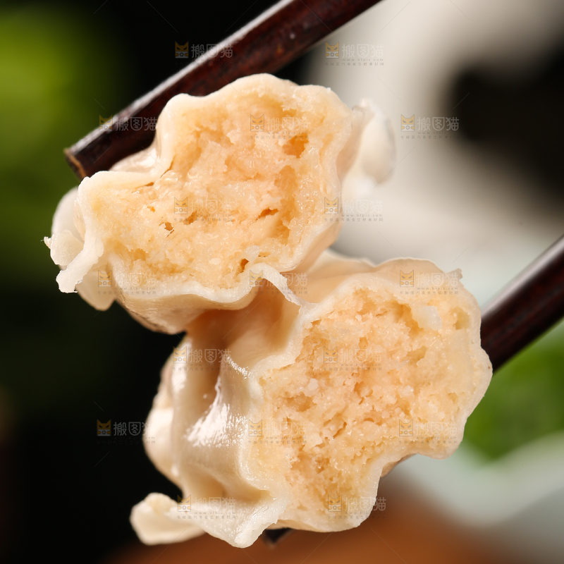筷子上夹着虾饺