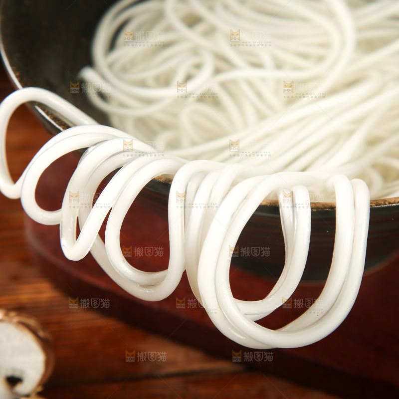 木底上一碗泡发过的土豆粉条