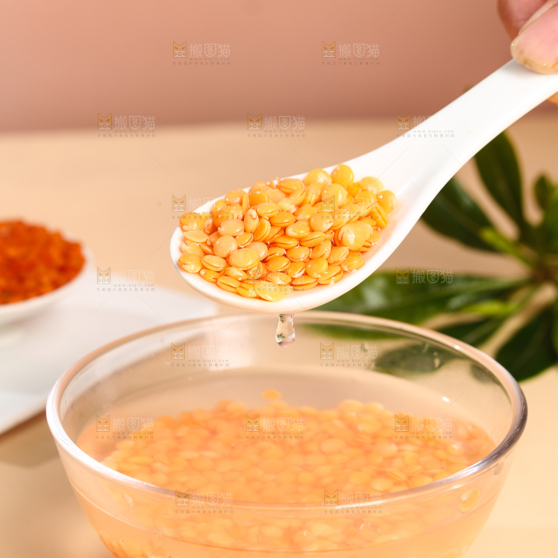 勺子上舀着泡发过的小扁豆