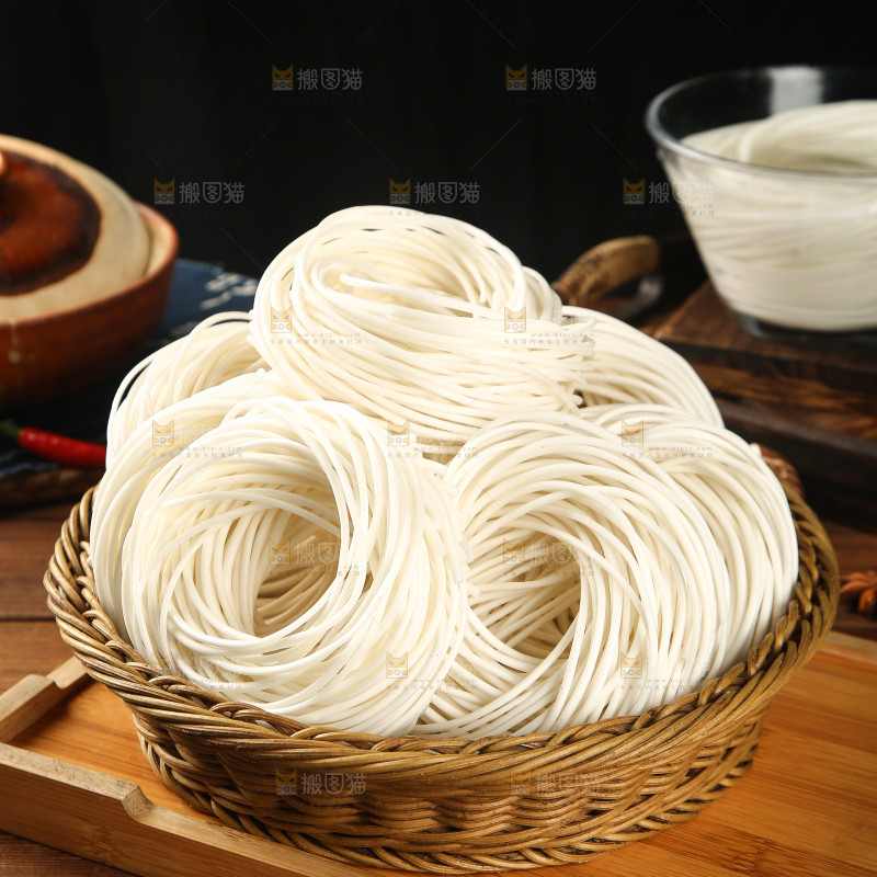 木底上一篮东北土豆粉