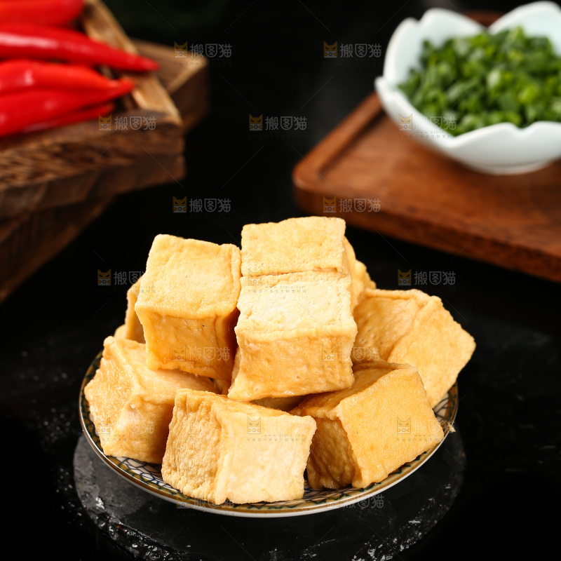 黑底上放着一盘黄金鱼豆腐