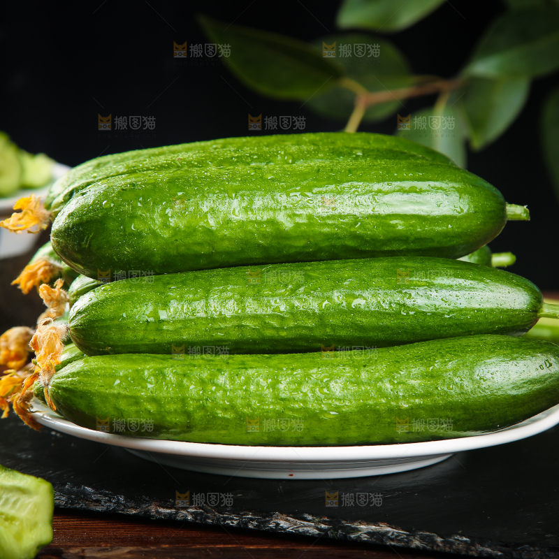 黑石板上一盘小黄瓜