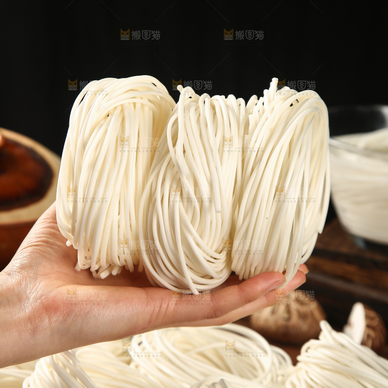 手里拿着土豆圆粉