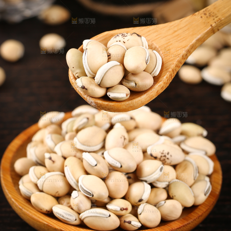 勺子上舀着白扁豆