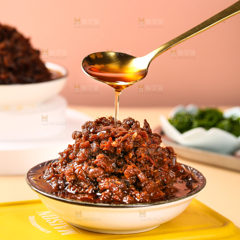 勺子上舀着辣椒油