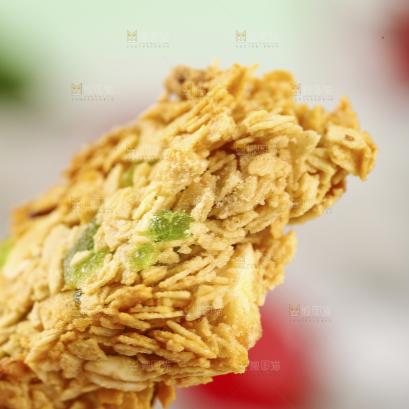手里拿着燕麦饼干