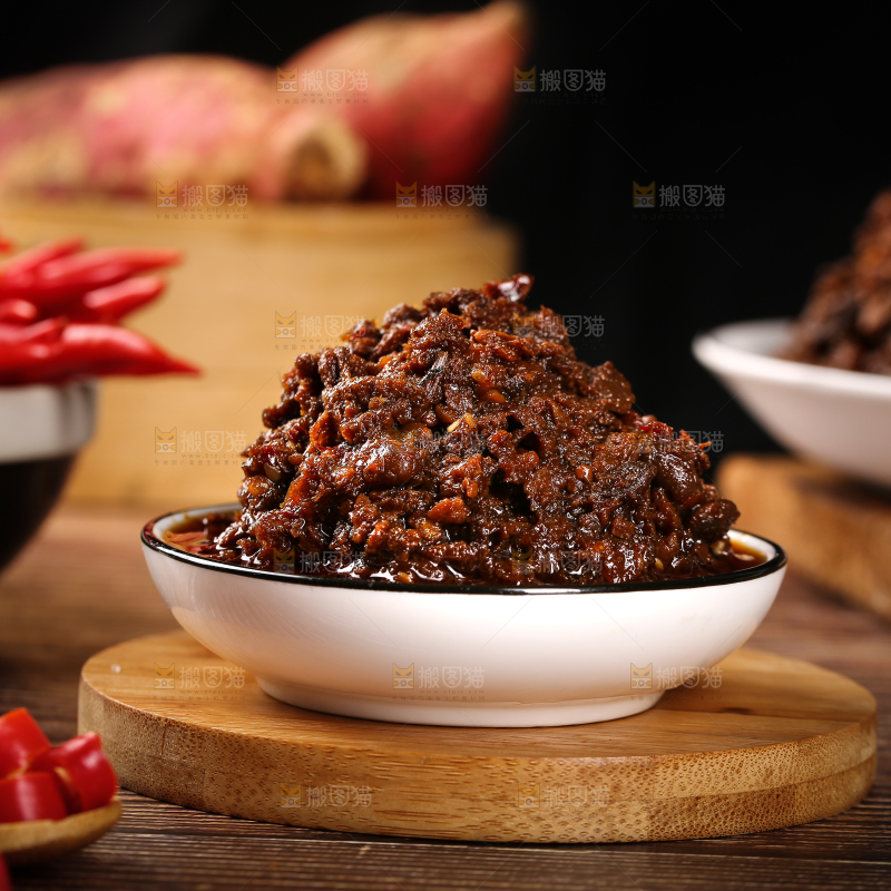 木板上放着一盘牛肉酱