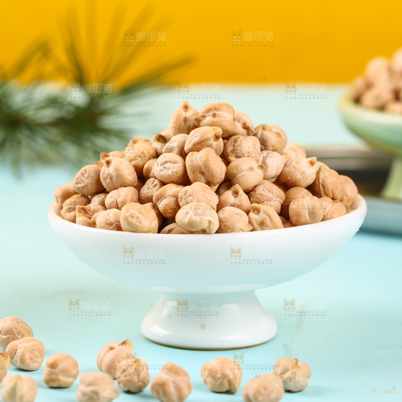 浅蓝底上放着一盘生鹰嘴豆