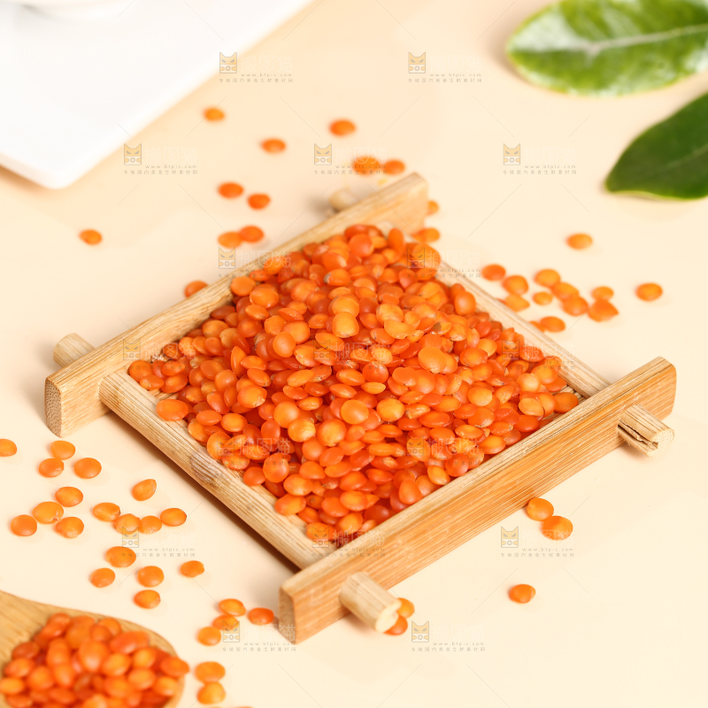 木垫上放着一堆红小扁豆