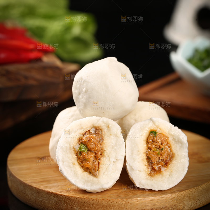 木板上放着包心鱼丸