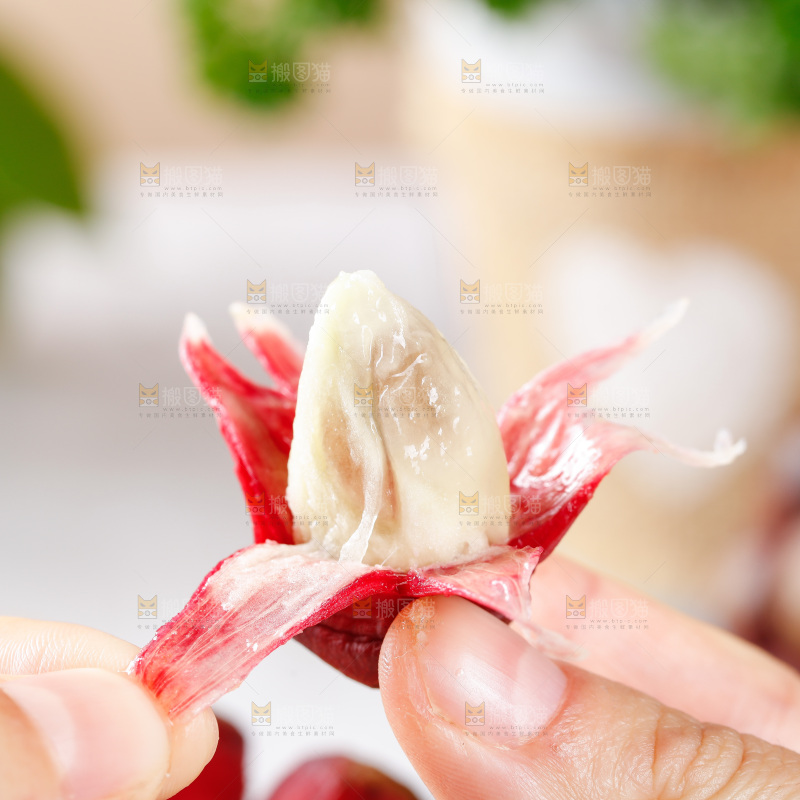 手里拿着撕皮的黑老虎