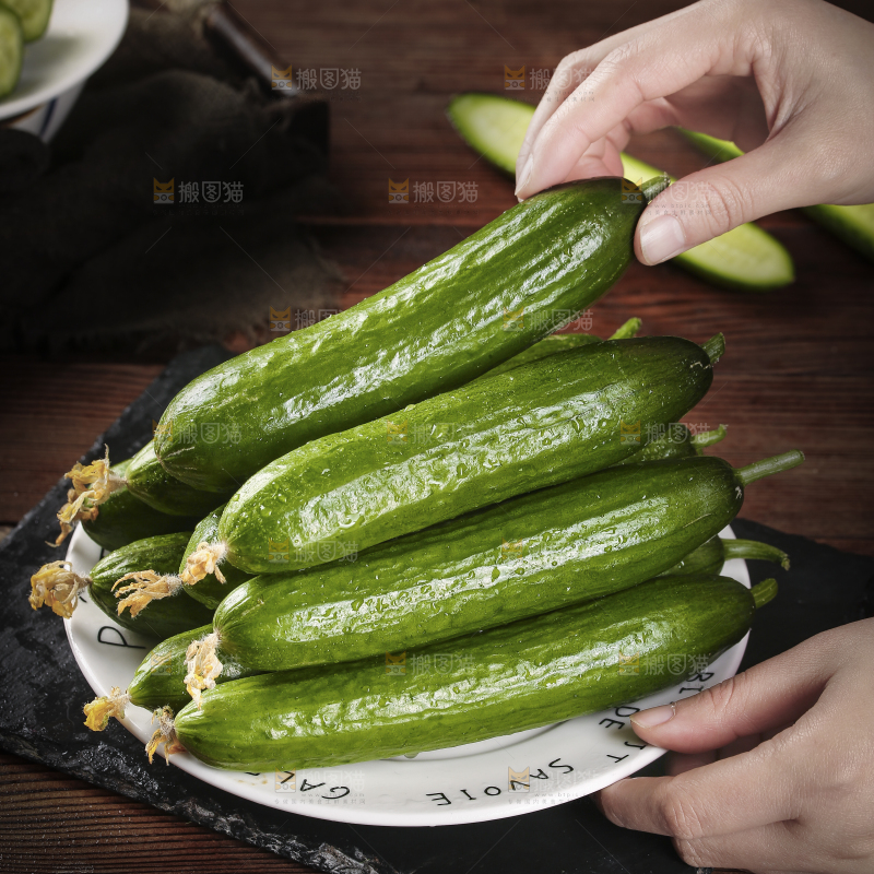 手里端着一盘小黄瓜