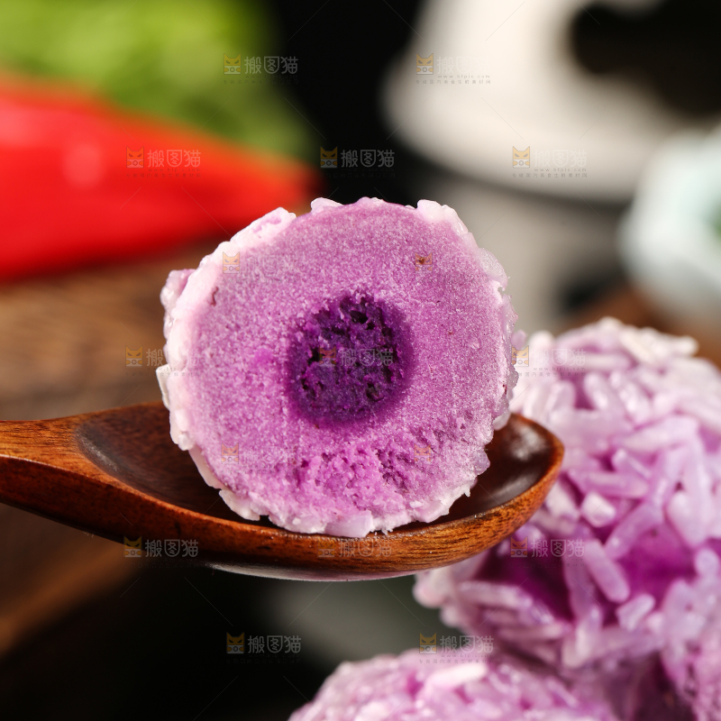 勺子上舀着紫薯球